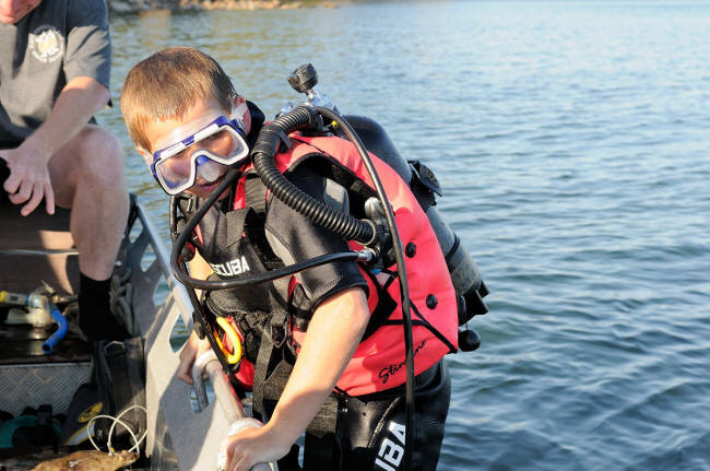 Oliver på vej i vandet