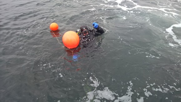 Dennis på vej ned i dybet