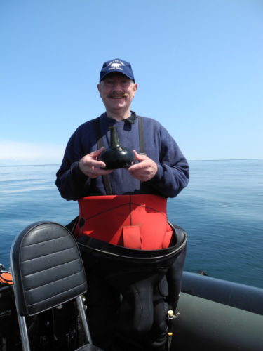 En awareness-dykker, der fjerner affald fra havbunden