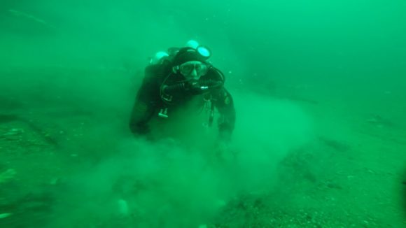 Der arbejdes hårdt for at få spyddet frit.