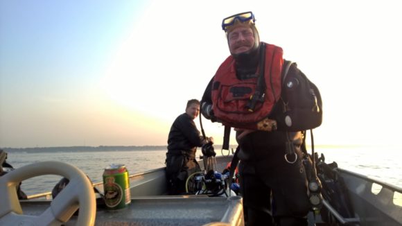 Han ser nu glad nok ud, selv om posen er tom!