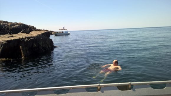 Ventetiden mellem dykkene gik med lidt badning,