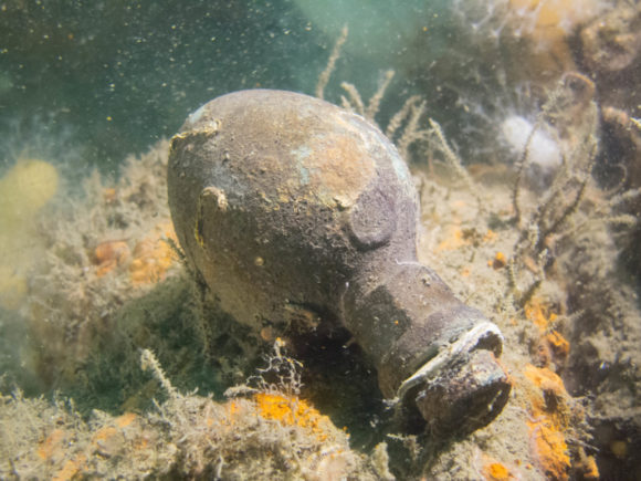 Utroligt, hvad der ligger og flyder dernede...