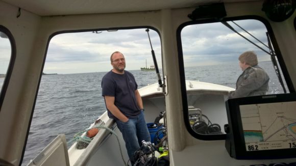 Så nærmer vi os Prammen, vi skal lige jage en kutter væk...