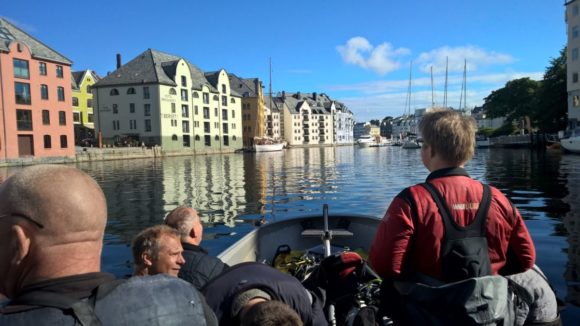 Vi kunne heldigvis tage den korte vej gennem byen