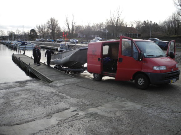 Op på det tørre, så båden kan drænes