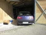 Italiensk skrot i garagen, Papeg�jesangeren havde lige inden deres udsendte n�ede frem fjernet det spanske skrot, s� der kunne blive plads til b�den.
